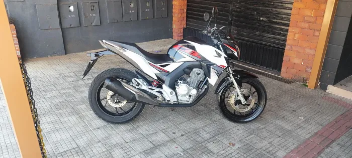 Moto tá conservada demais. Revisão em dia. Só pegar e andar 