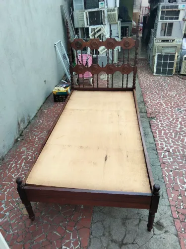 Cama de solteiro antiga em madeira 
