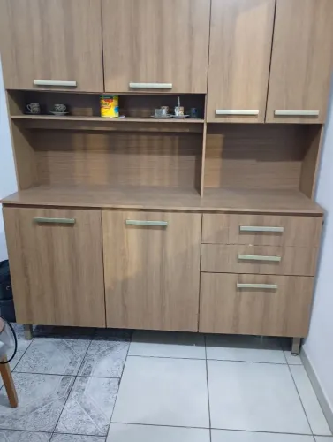 Armário de cozinha, ar condicionado e máquina de lavar