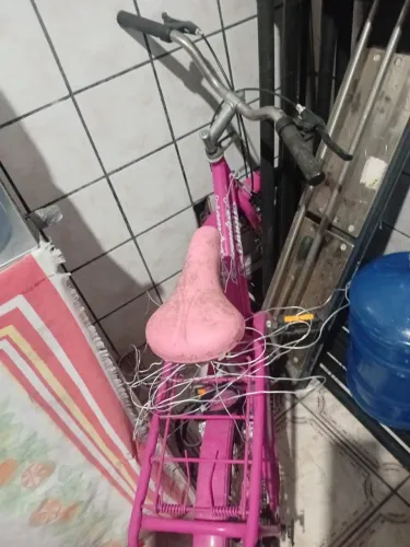 Uma Bicicleta infantil a venda por 400