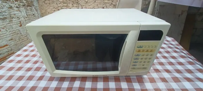 Microondas Electrolux 18 litros funcionando
