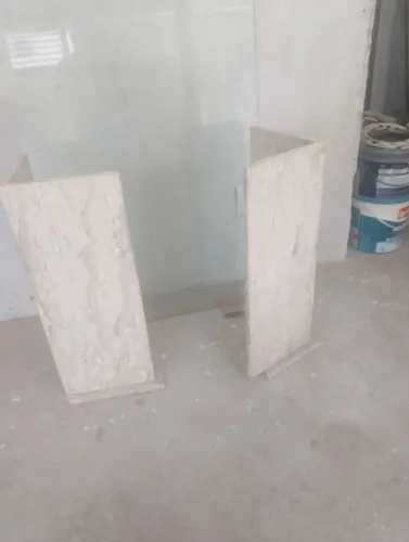 Mesa de vidro com base em mármore bege Bahia