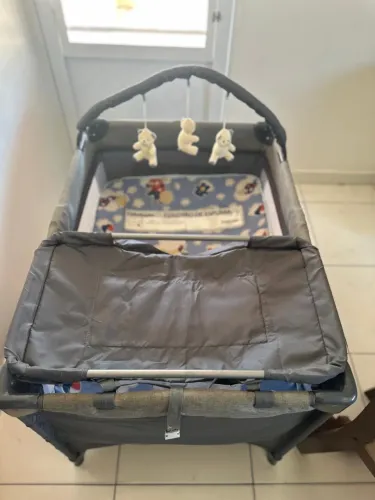 Bebê conforto marca cosco e um berço portátil que vai com colchão