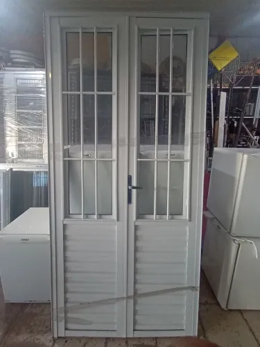 Portas de alumínio de duas bandas para entrada nova zerada valo $800 só ligar *71