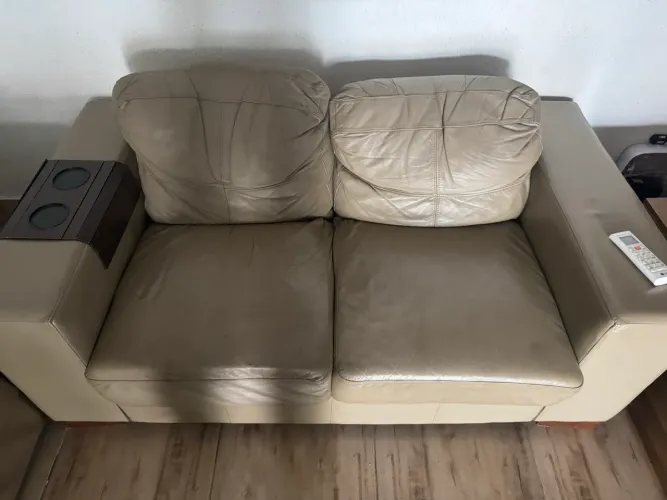 CONJUNTO SOFÁ DE COURO 3 e 2 lugares