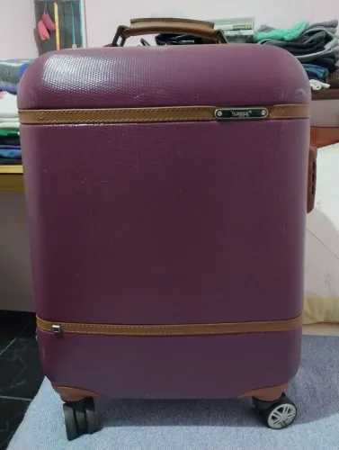 Mala padrão de bordo 10 kg 50x35x25 Baggaj, com um defeito.