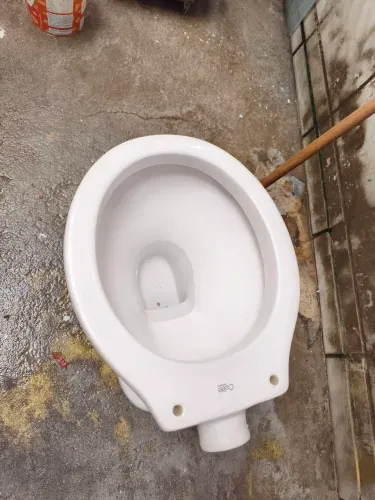 Vaso sanitário para descarga de parede branco