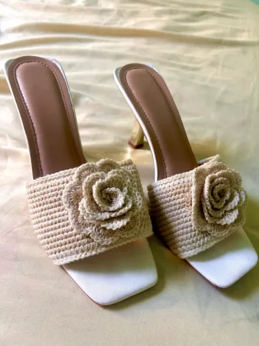 Salto feminino crochê de flor