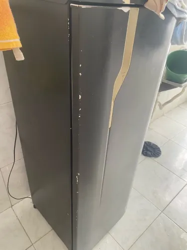 Geladeira em ótimo estado! Gela super bem, um ótimo tamanho para você !