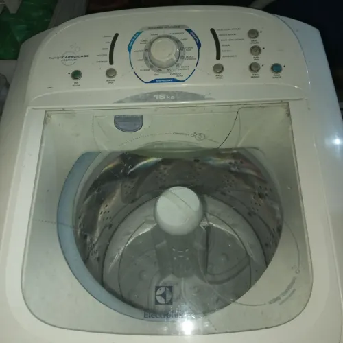 Vendo maquina de lavar roupa Eletrolux 15k em bom estado 600$ bairro trindade