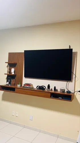 Painel para TV com Nichos e Prateleiras - Semi Novo