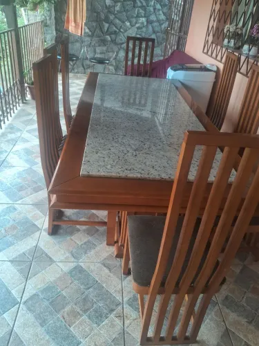 MESA MADEIRA IMBUIA COM 8 CADEIRAS