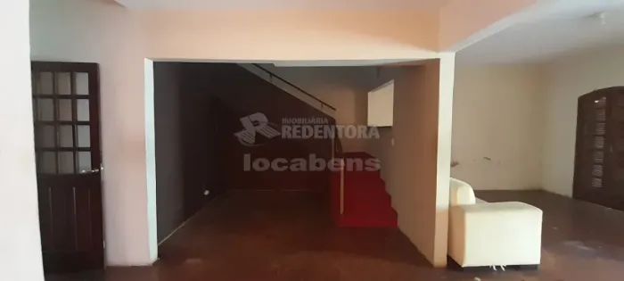 Sobrado com 2 dormitórios e 3 vagas de garagem na região Central