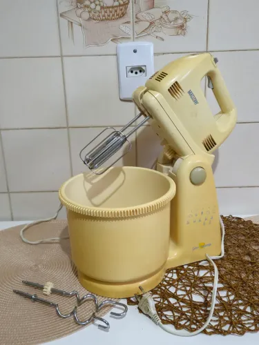 Batedeira Mallory Giro Master 200w com 2 utensílios
