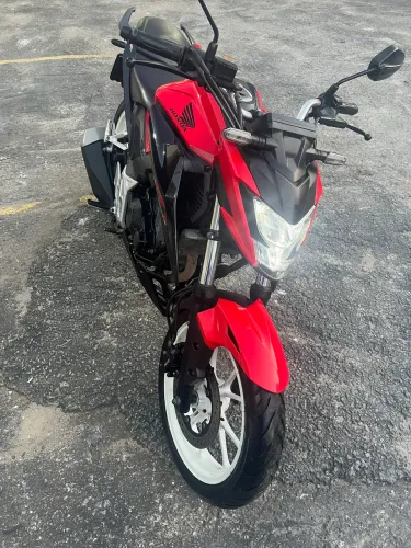 Moto cb 300 F muito conservada a moto é só pegar e anda nada para fazer