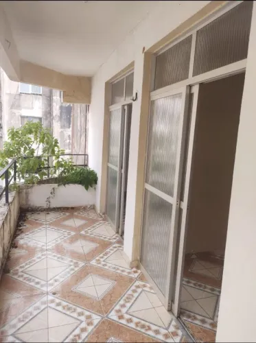 VENDE-SE OU ALUGA UM APARTAMENTO COM VARANDA E 3 DORMITÓRIOS R$1.400,00