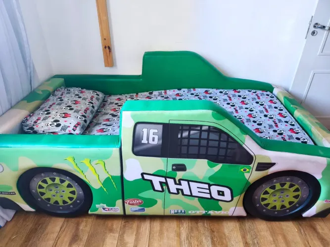 Cama com design de carro e laterais elevada