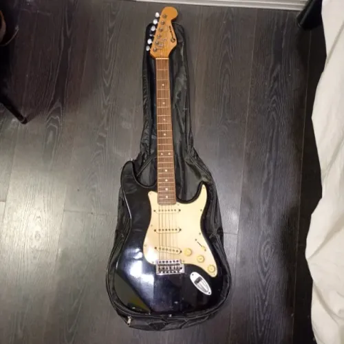 Guitarra Elétrica + mini amplificador de som + bolsa para guardar o instrumento