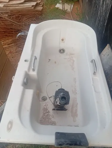 Vende-se banheira em perfeito estado !só marcas de uso mesmo