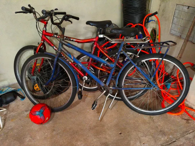 Vende-se duas bicicletas usadas
