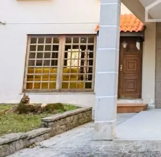 Janela fixa grande em Imbuia e vidro bronze