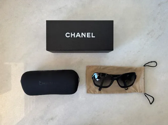 Óculos de Sol CHANEL Original - Preto com Pérola