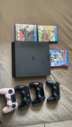 PlayStation 4 em ótimas condições, acompanha 4 controles e 4 jogos