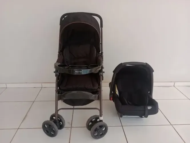 Carrinho de bebê e bebê conforto, $400,00 os dois. 10 meses de uso, já higienizados.