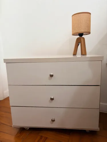Mesa de cabeceira | 3 gavetas | Móvel com rodinha | Usado
