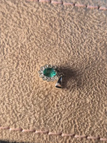 Pingente Ouro Branco 18k Esmeralda Central e Diamantes Naturais
