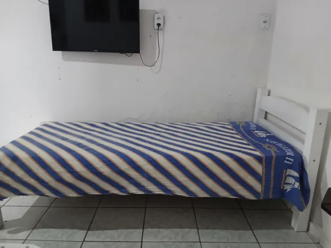 Vendo cama de solteiro de madeira em Bom estado de conservação sem colchão 