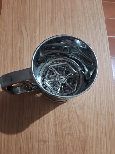 Vendo kit com 1 bailarina 3 bandejas p doces e 1 povilhador de farinha 