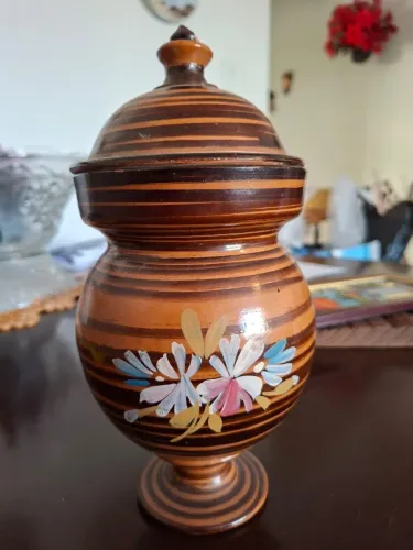 Pote decorativo de madeira torneada com tampa