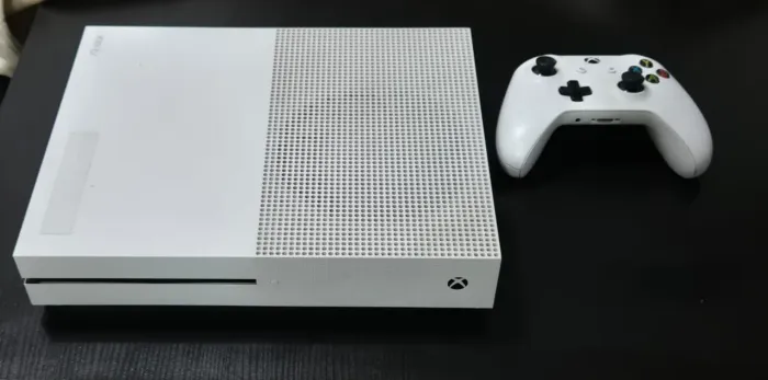 Xbox one S + 1 Manete