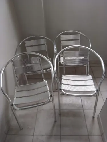 Mesa com cadeiras em alumínio 