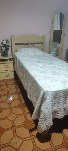 Cama solteiro, mesa lateral, espelho