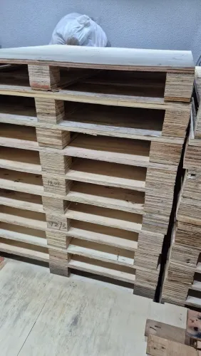 Pallets seminovos medida 1.10 por 1.30 mt espessura 3 centímetros, entregamos.