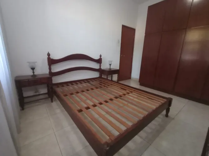 Cama, armário, e criado mudo, tudo em madeira