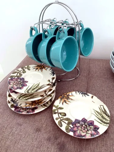 6 xícaras turquesa com suporte e 5 pires florais