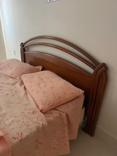 Cama box com cabeceira de madeira