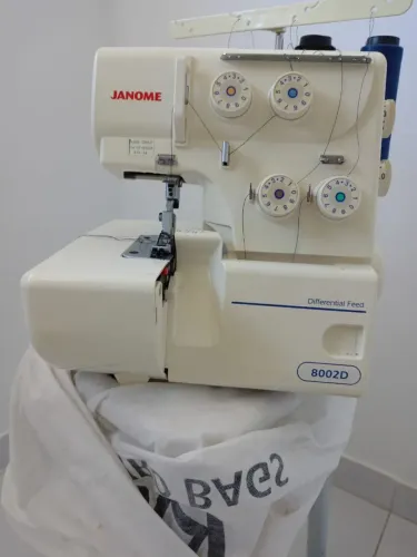 Máquina de Costura Overlock Janome