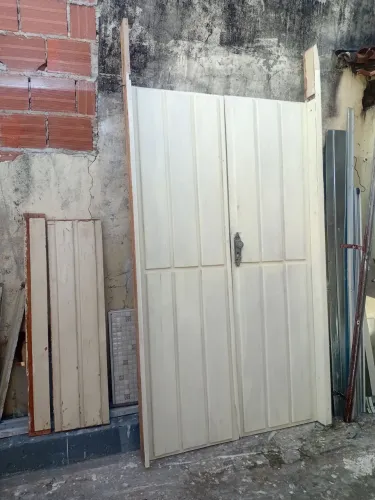 Porta com duas janelas