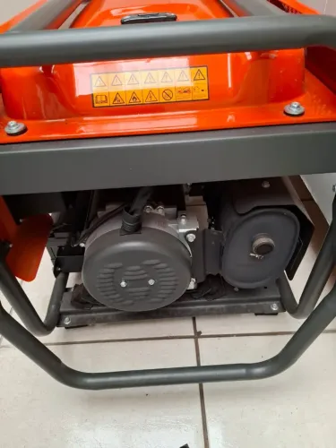 Gerador G8500P 4 tempos 8000W Gasolina<br>G8500P<br>Marca HUSQVARNA<br>tem o manual de usuário