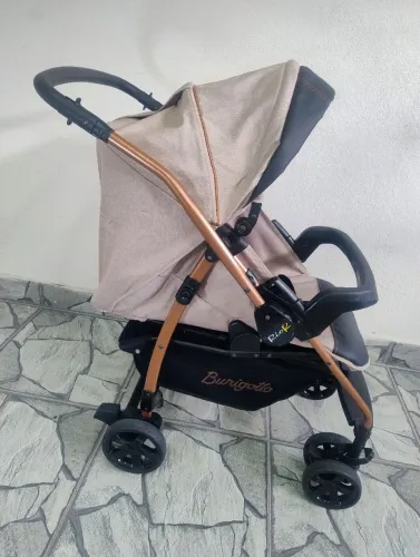 Carrinho de Bebê com Bebê Conforto Burigotto