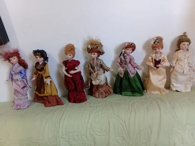 Lote com 12 bonecas coleção damas de época, corpo todo em porcelana, antigas.
