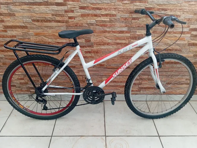 Bicicleta aro 26 com marcha, bagageiro..