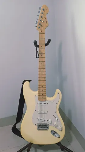 Guitarra Strato Vogga em Ótimo estado