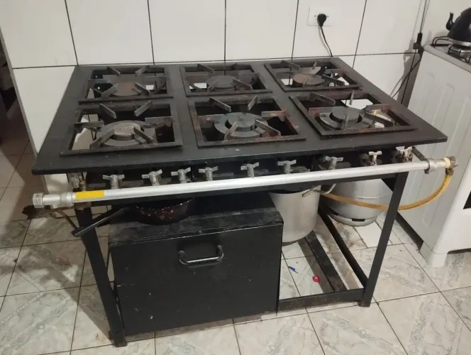 Vendo fogão industrial 6 bocas com forno