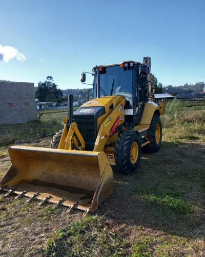 VENDO RETROESCAVADEIRA CAT 2022