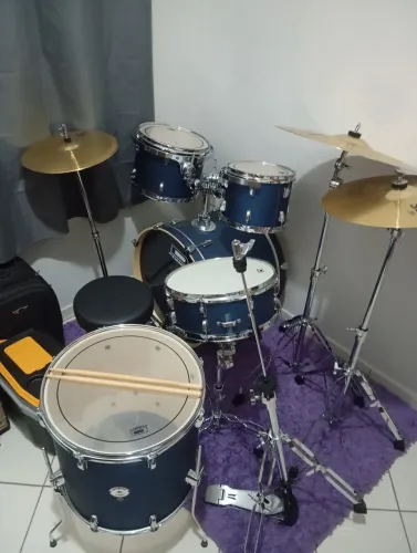 Bateria D-one Rocket com pratos e chimbal Sabian 